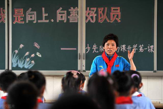 Hala是父亲的自豪，她尽职尽责、有学术先天，可以或许奇妙地把握她在芝加哥的青少年社交糊口、和作为巴基斯坦移平易近的独生后代的义务。但是跟着高中结业的邻近，Hala 碰到了芳华期的懊恼。她碰到同班级热忱弥漫的滑板男孩 Jesse，但这段浪漫的豪情，却因崇奉和包揽婚姻的传统而变得复杂。起头挑战这些风俗，将本身的糊口与怙恃解绑，这无疑是对本身气力与呐喊的一次重年夜考验。